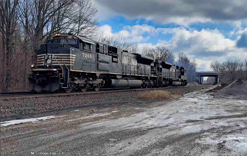 NS 7265 heads west.